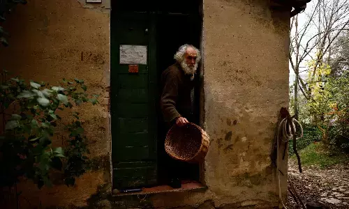 न मोबाइल, न बिजली, न ही बेहतर घर, फिर भी पिछले 51 सालों से पहाड़ों पर रह रहा ये शख्स, जानिए दिलचस्प स्टोरी