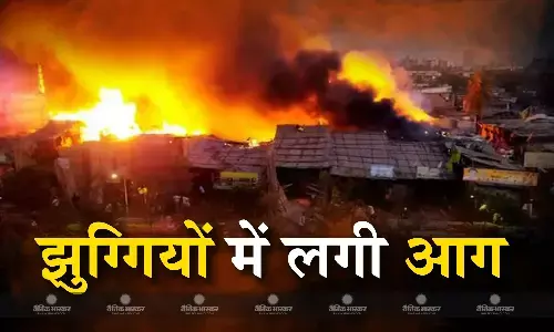 महाराष्ट्र के आजाद नगर इलाके की झुग्गियों में लगी भीषण आग, 1 का मौत 5 लोग घायल 2 दमकलकर्मी भी शामिल