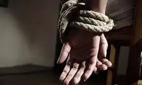 प्रेमिका से संबंध के शक में कैफे संचालक का अपहरण कर की मारपीट, मामला दर्ज