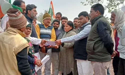 किसानों को न्यूनतम समर्थन मूल्य की गारंटी व अन्य मांगों को लेकर कांग्रेस ने सौंपा ज्ञापन