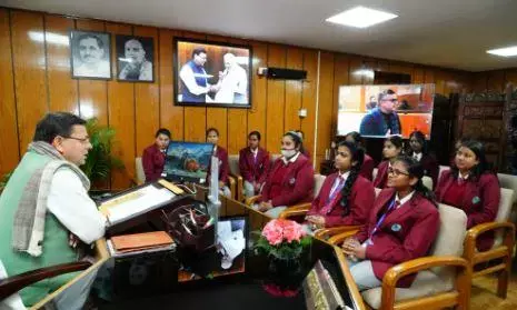 एम.आई.टी. की छात्राओं ने विधानसभा की कार्यवाही के दौरान सीएम धामी से भेंट की