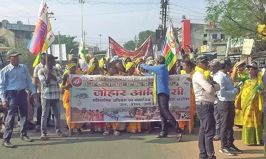 आदिवासी संगठनों ने मांगों को लेकर जिलाधिकारी कार्यालय पर किया प्रदर्शन