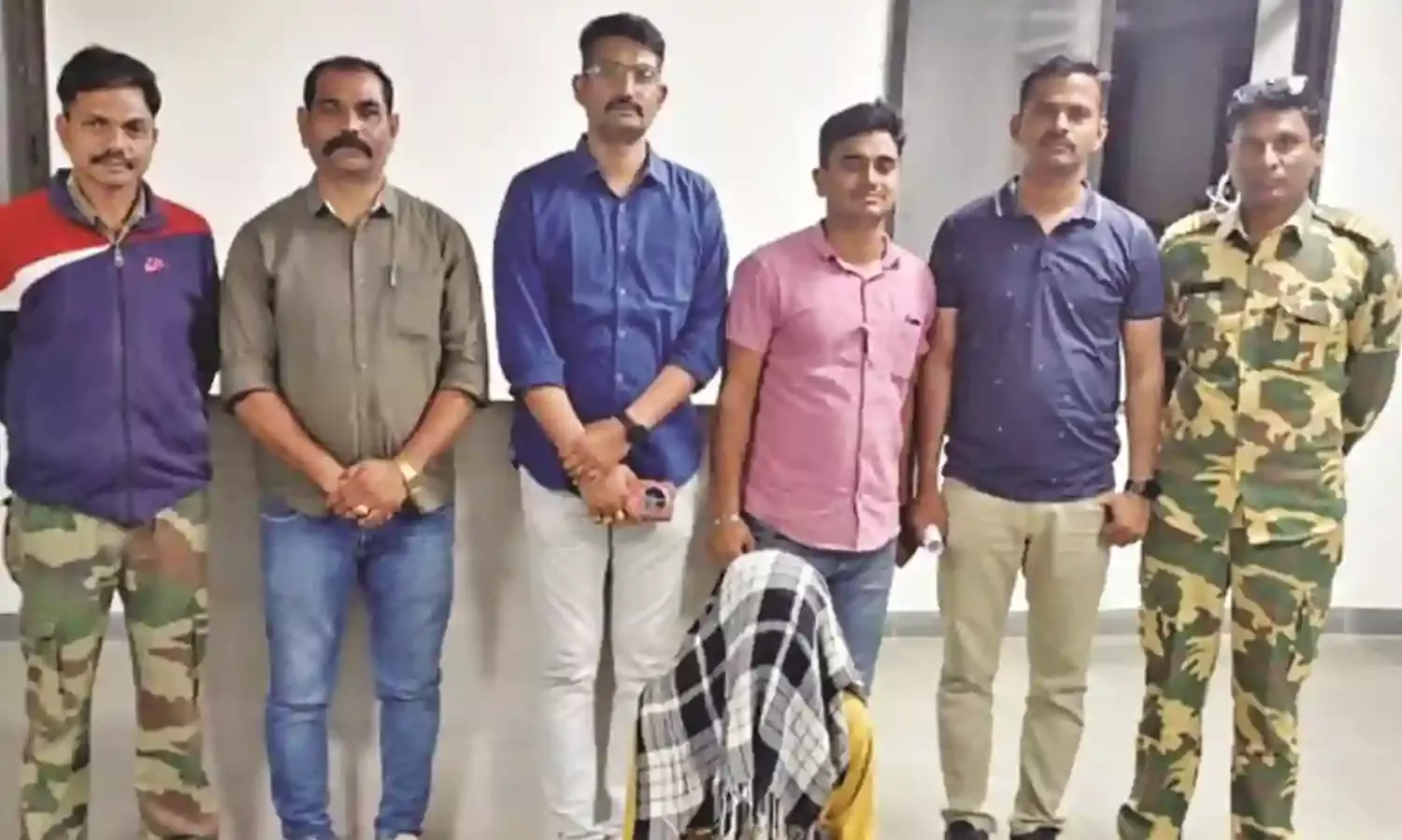 पुलिस के हत्थे चढ़ा सेंधमार, दो चोर पुलिस के शिकंजे से बाहर, तलाश जारी
