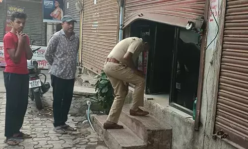 एटीएम समझकर ग्राहक सेवा केंद्र का शटर तोड़ा, हाथ लगे मात्र 5 सौ रुपए लेकर हुए फरार