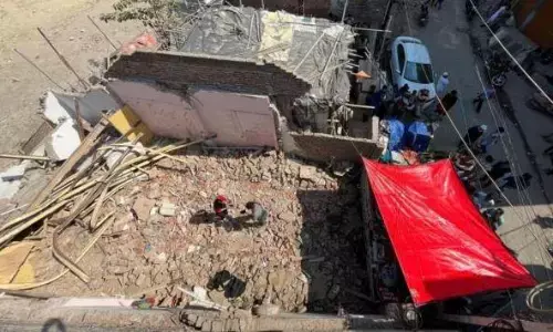 टनल में फंसे 41 मजदूरों की जान बचाने वाला हुआ बेसहारा, रैट माइनर वकील हसन के घर पर चला बुल्डोजर, गरमाई सियासत