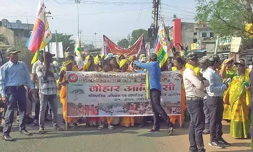 आदिवासी संगठनों ने मांगों को लेकर जिलाधिकारी कार्यालय पर किया प्रदर्शन