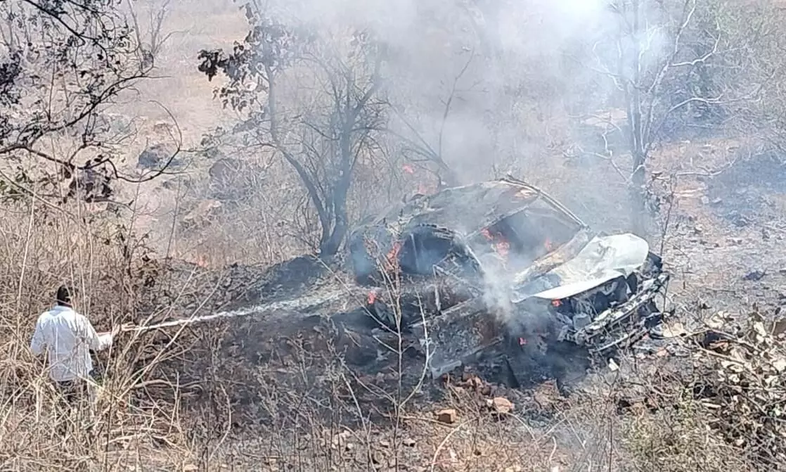 खाई में पलटने के बाद बोलेरो में लगी आग खाई में पलटने के बाद बोलेरो में लगी आग
