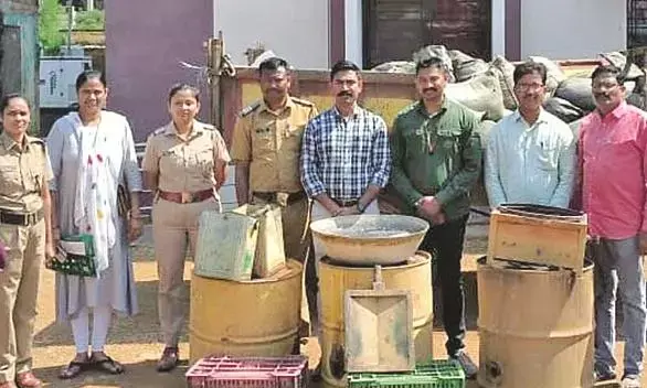 हाथभट्ठी के शराब अड्डों पर पुलिस की छापामारी, 2.50 लाख रुपए का माल जब्त