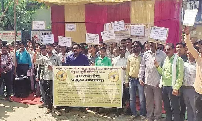 महावितरण कर्मियों ने मांगों को लेकर किया आंदोलन, अस्थायी कर्मी सड़क पर उतरे