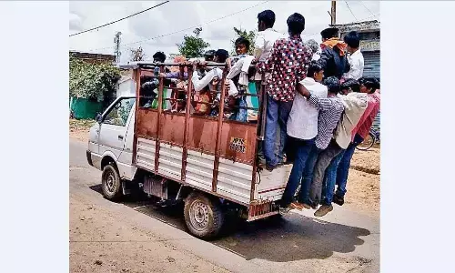 ग्रामीण हिस्सों से शहर आने वाले वाहनों में बेतहाशा ओवरलोडिंग ग्रामीण हिस्सों से शहर आने वाले वाहनों में बेतहाशा ओवरलोडिंग