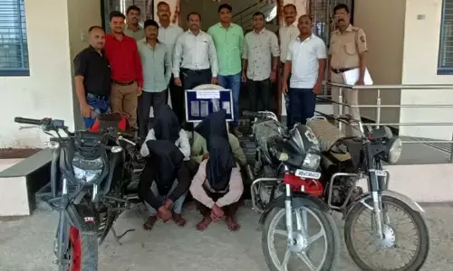 चाकू की नोंक पर प्रेमी युगल को लूटनेवाले चार आरोपियों को पुलिस ने किया गिरफ्तार चाकू की नोंक पर प्रेमी युगल को लूटनेवाले चार आरोपियों को पुलिस ने किया गिरफ्तार