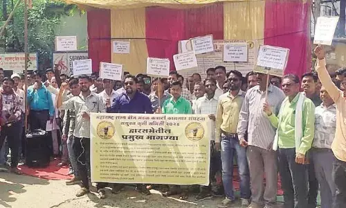 महावितरण कर्मियों ने मांगों को लेकर किया आंदोलन, अस्थायी कर्मी सड़क पर उतरे महावितरण कर्मियों ने मांगों को लेकर किया आंदोलन, अस्थायी कर्मी सड़क पर उतरे