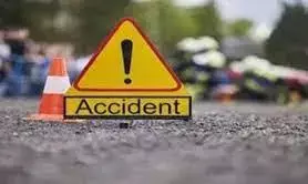 अचानक नींद की झपकी आई और ट्रक डिवाइडर से जा टकराया, हादसे में चालक की मौत अचानक नींद की झपकी आई और ट्रक डिवाइडर से जा टकराया, हादसे में चालक की मौत