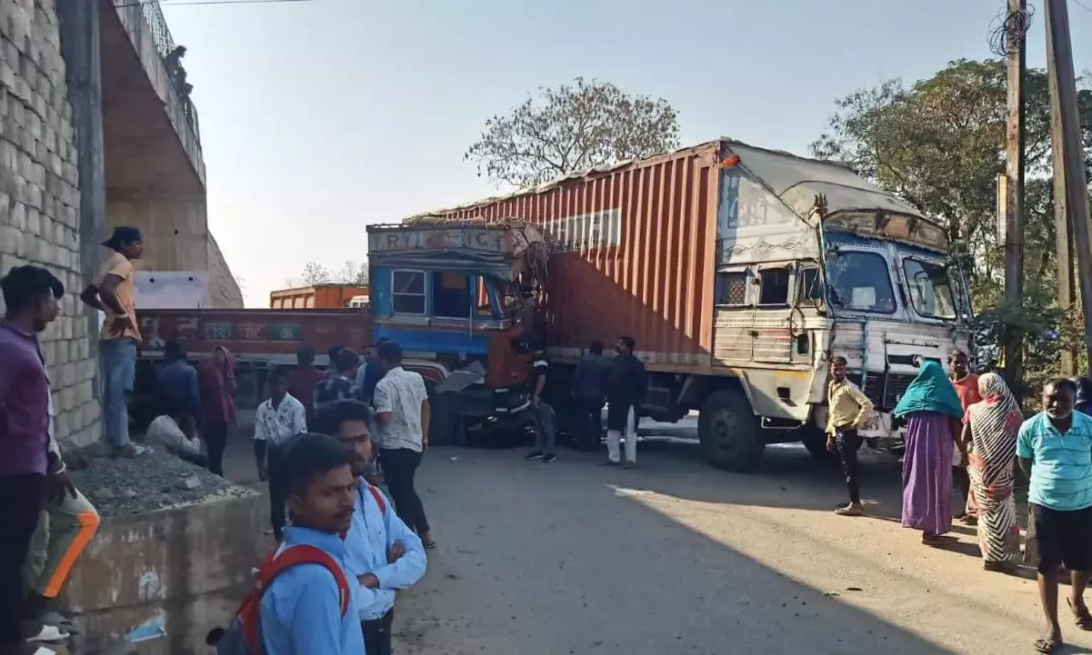 एनएच निर्माण की खामी ने फिर ली एक जान, ओवर ब्रिज में दो ट्रक भिड़े