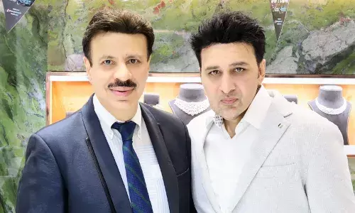 दुबई का प्रसिद्ध मीना ज्वेलर्स 30 वर्षों की विरासत का जश्न मना रहा है।