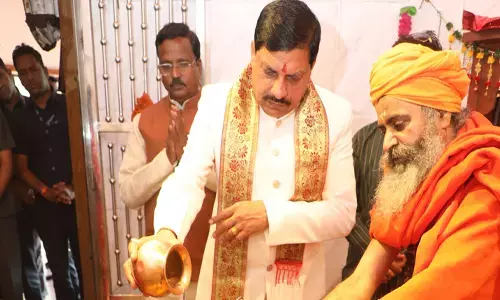 मुख्यमंत्री डॉ. यादव ने श्यामधाम आश्रम में साधु संतों से आशीर्वाद प्राप्त किया