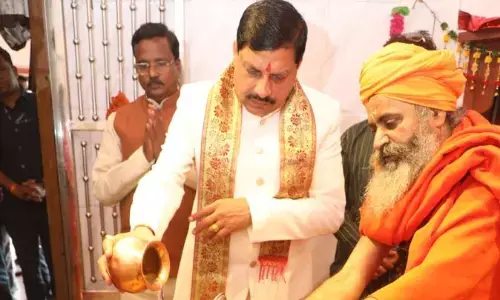 मुख्यमंत्री डॉ. यादव ने श्यामधाम आश्रम में साधु संतों से आशीर्वाद प्राप्त किया