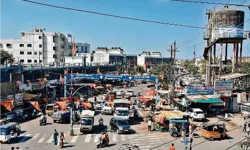 दो दशक की मशक्कत के बाद 11 करोड़ से बनी सड़क पर होने लगे कब्जे, कोई देखने वाला नहीं दो दशक की मशक्कत के बाद 11 करोड़ से बनी सड़क पर होने लगे कब्जे, कोई देखने वाला नहीं