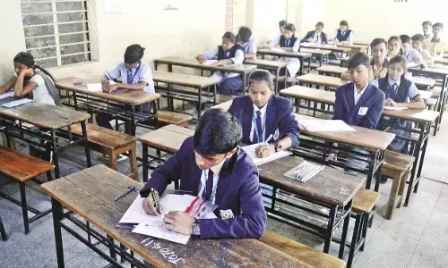 बोर्ड परीक्षा :प्रश्नपत्र आसान होने से विद्यार्थियों के चेहरे खिले, फिर भी 3 नकलची पकड़ाए