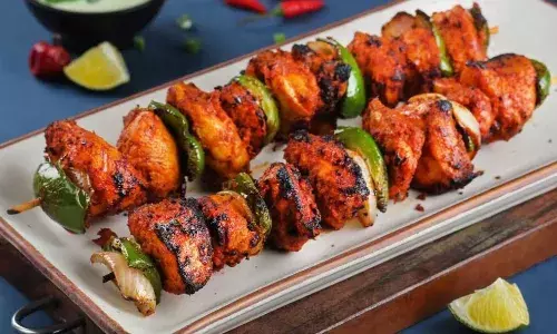 खाने में बेहद लजीज है नॉर्थ इंडिया का स्पाइसी चिकन टिक्का, देखें बनाने की आसान रेसिपी खाने में बेहद लजीज है नॉर्थ इंडिया का स्पाइसी चिकन टिक्का, देखें बनाने की आसान रेसिपी