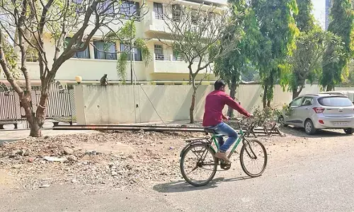 पोल शिफ्टिंग के चलते महीनों से अधर में लटका  600 मीटर रास्ते का डामरीकरण कार्य पोल शिफ्टिंग के चलते महीनों से अधर में लटका  600 मीटर रास्ते का डामरीकरण कार्य