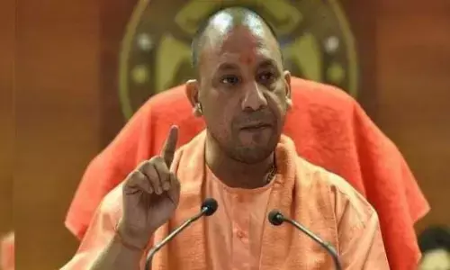 मुख्यमंत्री योगी ने जनपद गोरखपुर में विशेष कार्याधिकारी प्रखर वर्मा के आवास पहुंचकर उनके दिवंगत पिता के चित्र पर पुष्प अर्पित कर श्रद्धांजलि दी