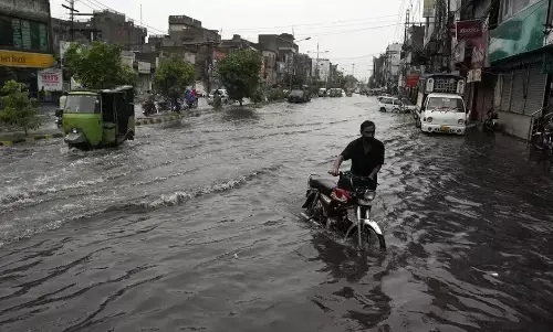फिर पाकिस्तान पर छाया बाढ़ का संकट, पिछले 48 घंटों में भारी बारिश से 37 लोगों की मौत, राहत बचाव का काम जारी फिर पाकिस्तान पर छाया बाढ़ का संकट, पिछले 48 घंटों में भारी बारिश से 37 लोगों की मौत, राहत बचाव का काम जारी