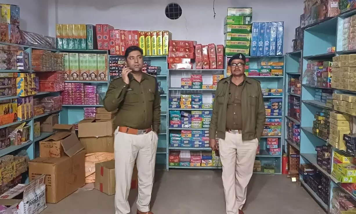 पुलिस ने पटाखा गोदामों का किया निरीक्षण, लाईसेंस व विक्रय संबधी ली जानकारी पुलिस ने पटाखा गोदामों का किया निरीक्षण, लाईसेंस व विक्रय संबधी ली जानकारी