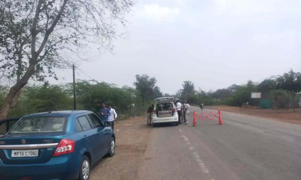 ओव्हर स्पीड व ओव्हर लोडिंग वाहनों पर यातायात पुलिस ने की कार्यवाही