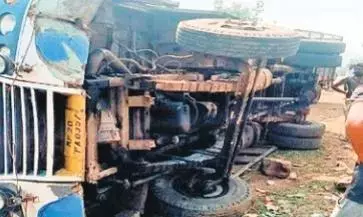 दमोह जा रही बस अनियंत्रित होकर पलटी, कई यात्री घायल