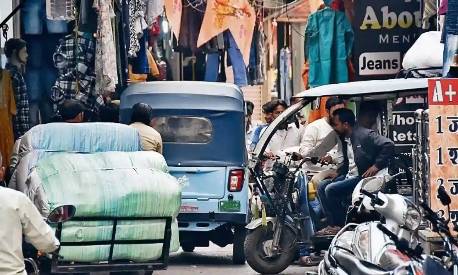 तंग रास्तों में ई-रिक्शाें की धमाचौकड़ी निकलना मुश्किल, रोज लग रहा जाम