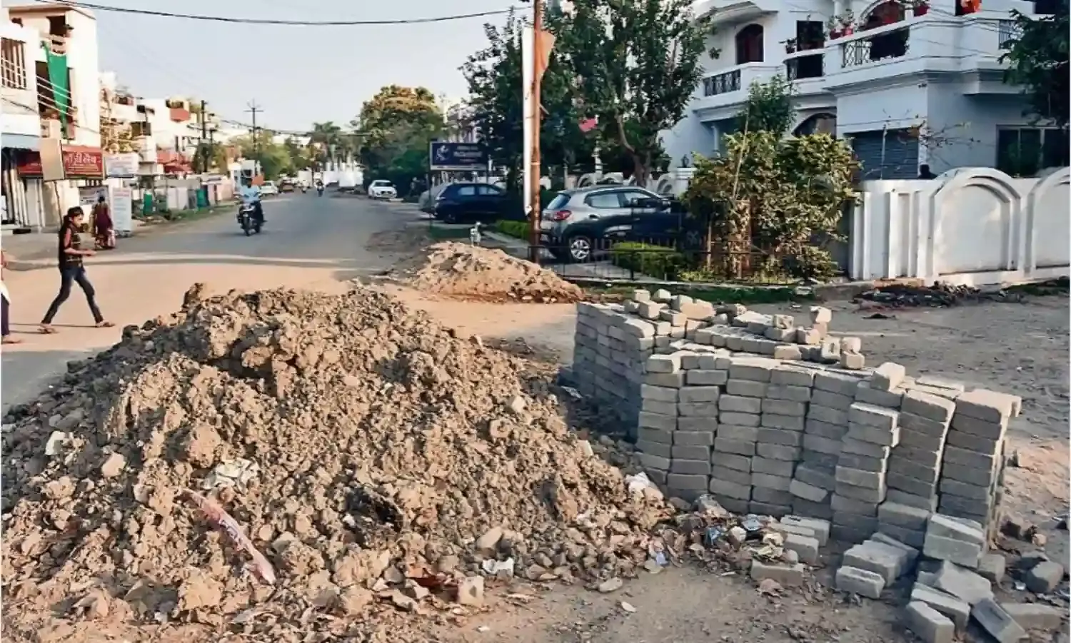 संजीवनी नगर की सड़क को सीवर के लिए खोदा और गायब हो गए