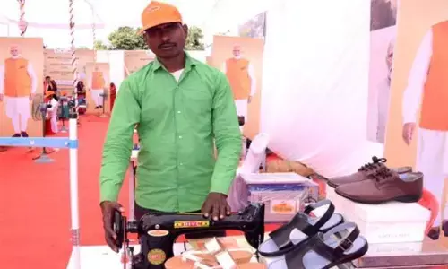 पहले काम की तलाश में दिन बीतते थे.. अब घर बैठे रोजाना 700-800 रूपए कमाते हैं दिनेश