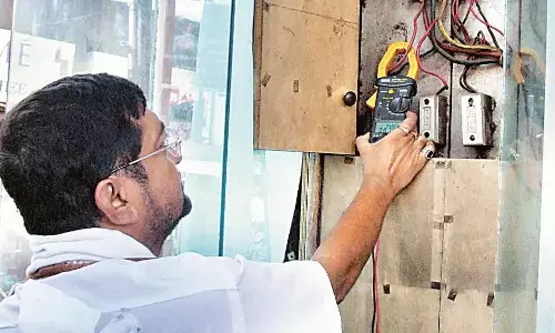 अपनी मांगों को लेकर बिजली कंपनियों के ठेका कामगार कल से हड़ताल पर जाएंगे अपनी मांगों को लेकर बिजली कंपनियों के ठेका कामगार कल से हड़ताल पर जाएंगे