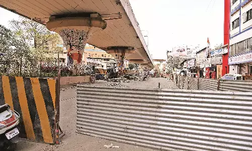 निर्माणकार्य और पाबंदी के बीच बुरे फंसे नागरिक, प्रमुख रास्तों की आवाजाही बंद निर्माणकार्य और पाबंदी के बीच बुरे फंसे नागरिक, प्रमुख रास्तों की आवाजाही बंद