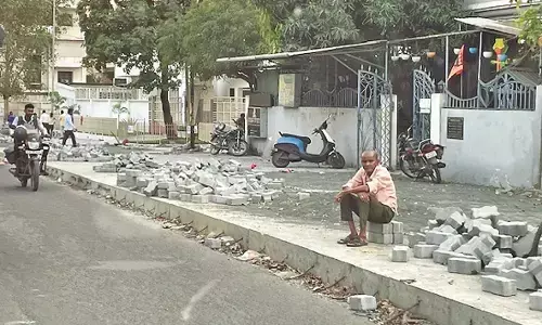 कछुआ गति से काम जारी, नागरिक परेशान, अधर में दो रास्तों के निर्माणकार्य