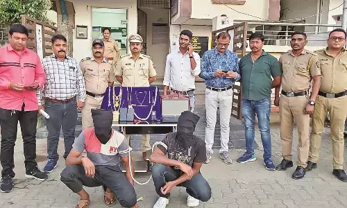 पुलिस हवलदार के घर चोरी - बेटी के ससुराल गया था पूरा परिवार, 2 आरोपी गिरफ्तार
