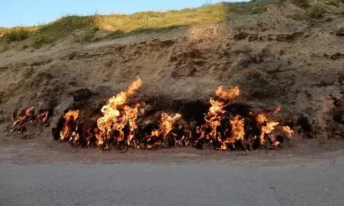 दुनिया का एक ऐसा रहस्यमयी स्थान जहां चार हजार साल से लगातार जल रही है आग, आंधी, बारिश और बर्फ का भी नहीं होता असर