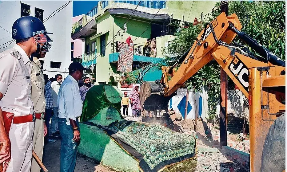 तहसीली कर्मियों के साथ मारपीट करने वाले का अवैध कब्जा तोड़ा