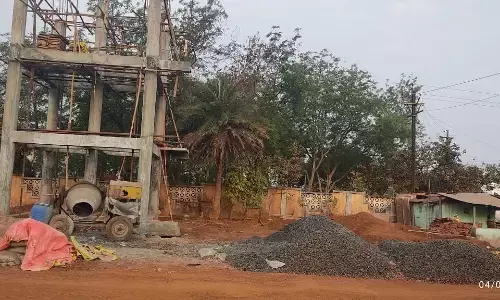 सरकारी जमीन पर अतिक्रमण कर शासकीय निधि से ही किया जा रहा अवैध निर्माण कार्य सरकारी जमीन पर अतिक्रमण कर शासकीय निधि से ही किया जा रहा अवैध निर्माण कार्य