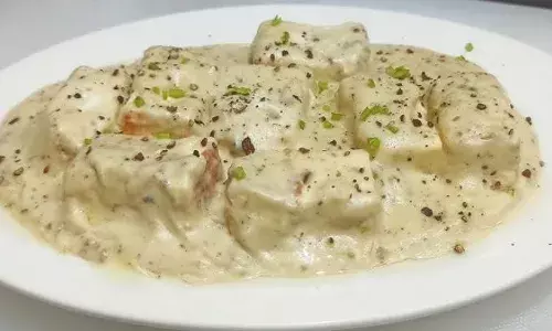 इस आसान रेसिपी से घर पर बनाइए व्हाइट ग्रेवी पनीर