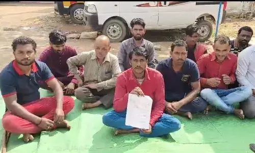 सामुदायिक स्वास्थ्य केन्द्र पवई आउट सोर्स कर्मी काम बंद कर धरने पर बैठे सामुदायिक स्वास्थ्य केन्द्र पवई आउट सोर्स कर्मी काम बंद कर धरने पर बैठे