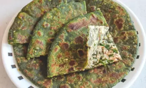 इस आसान रेसिपी से घर पर बनाएं पालक पनीर पराठा