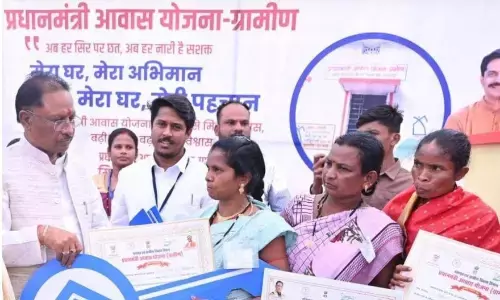 मुख्यमंत्री के हाथों बस्तर के ग्राम पंचायत बबूसेमरा की श्रीमती जुनी नाग और श्रीमती डोमीनी को मिला पक्का मकान