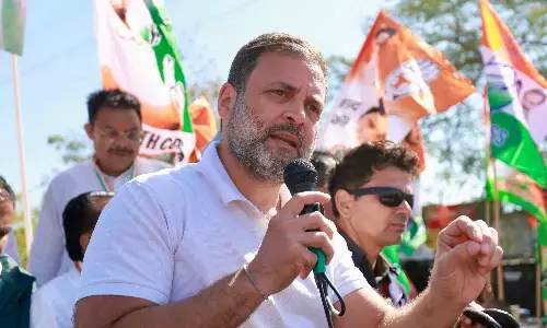 मोदी समर्थकों ने रोका राहुल गांधी का काफिला, जानिए क्यों थमा दिया आलू? देखें वीडियो