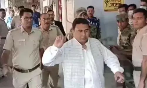 हाईकोर्ट के आदेश पर शाहजहां को हिरासत में लेने पहुंची सीबीआई की टीम खाली हाथ लौटी, बंगाल पुलिस ने सौंपने से किया इनकार हाईकोर्ट के आदेश पर शाहजहां को हिरासत में लेने पहुंची सीबीआई की टीम खाली हाथ लौटी, बंगाल पुलिस ने सौंपने से किया इनकार