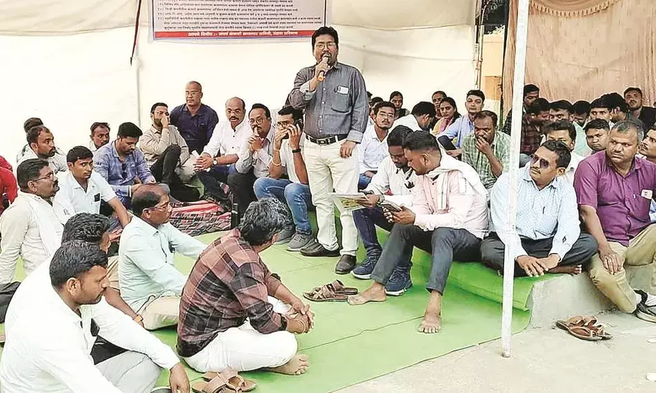 बिजली विभाग के अस्थायी कर्मचारियों ने शुरू किया कामबंद आंदोलन, वेतनवृद्धि की मांग