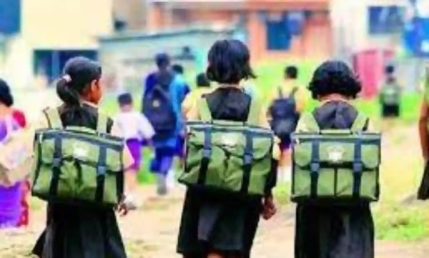 3 हजार 24 स्कूलों में छात्राओं के लिए शौचालय नहीं, छात्र खुले में शौच को मजबूर