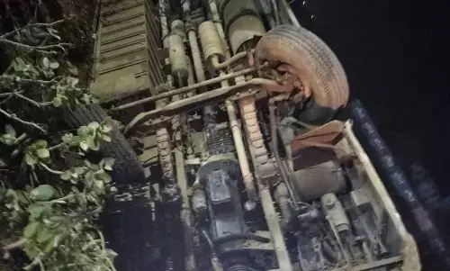 बाईपास में पलटी बस, 2 दर्जन यात्री घायल