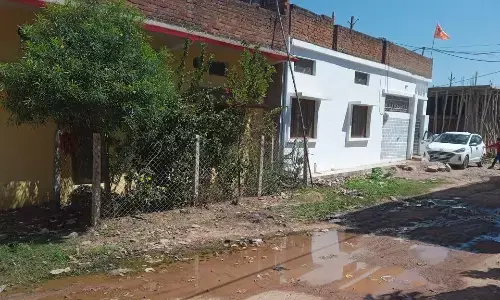 पड़ोसी द्वारा निस्तार के पानी को सड़क में बहाए जाने की लोगों ने की शिकायत पड़ोसी द्वारा निस्तार के पानी को सड़क में बहाए जाने की लोगों ने की शिकायत